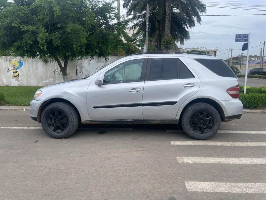 Mercedes ML 4MATIC  Automatique   Prix 2.500.000f  Essence  V6   climatisée  papier à jour